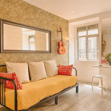 Charming Local Flat Near Sao Bento Palace Лиссабон