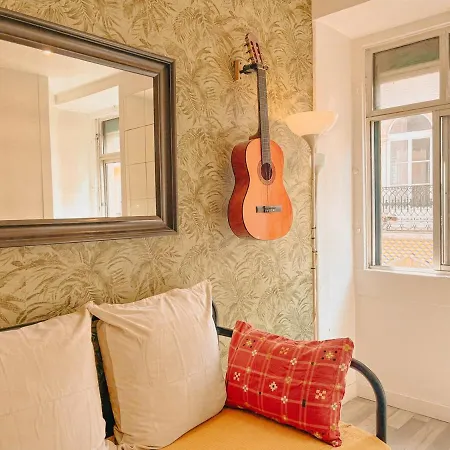 Charming Local Flat Near Sao Bento Palace شقة *