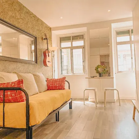 Charming Local Flat Near Sao Bento Palace شقة *